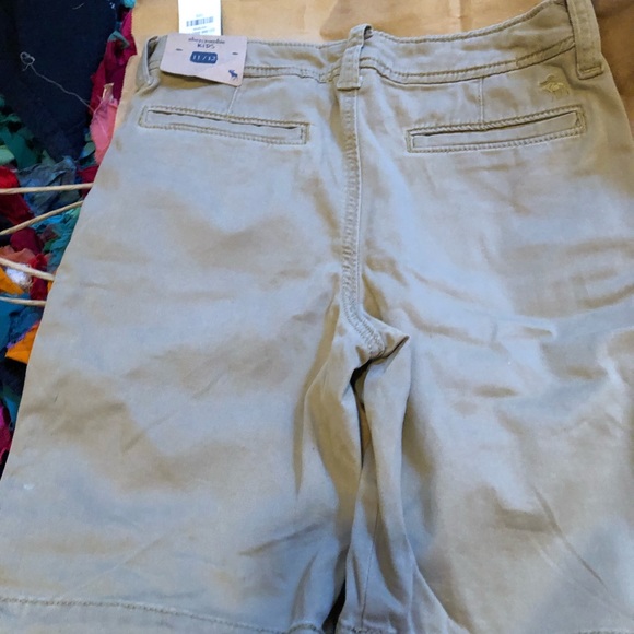 Abercromie Shorts NWT. Boys 11/12. Tan - Picture 6 of 7